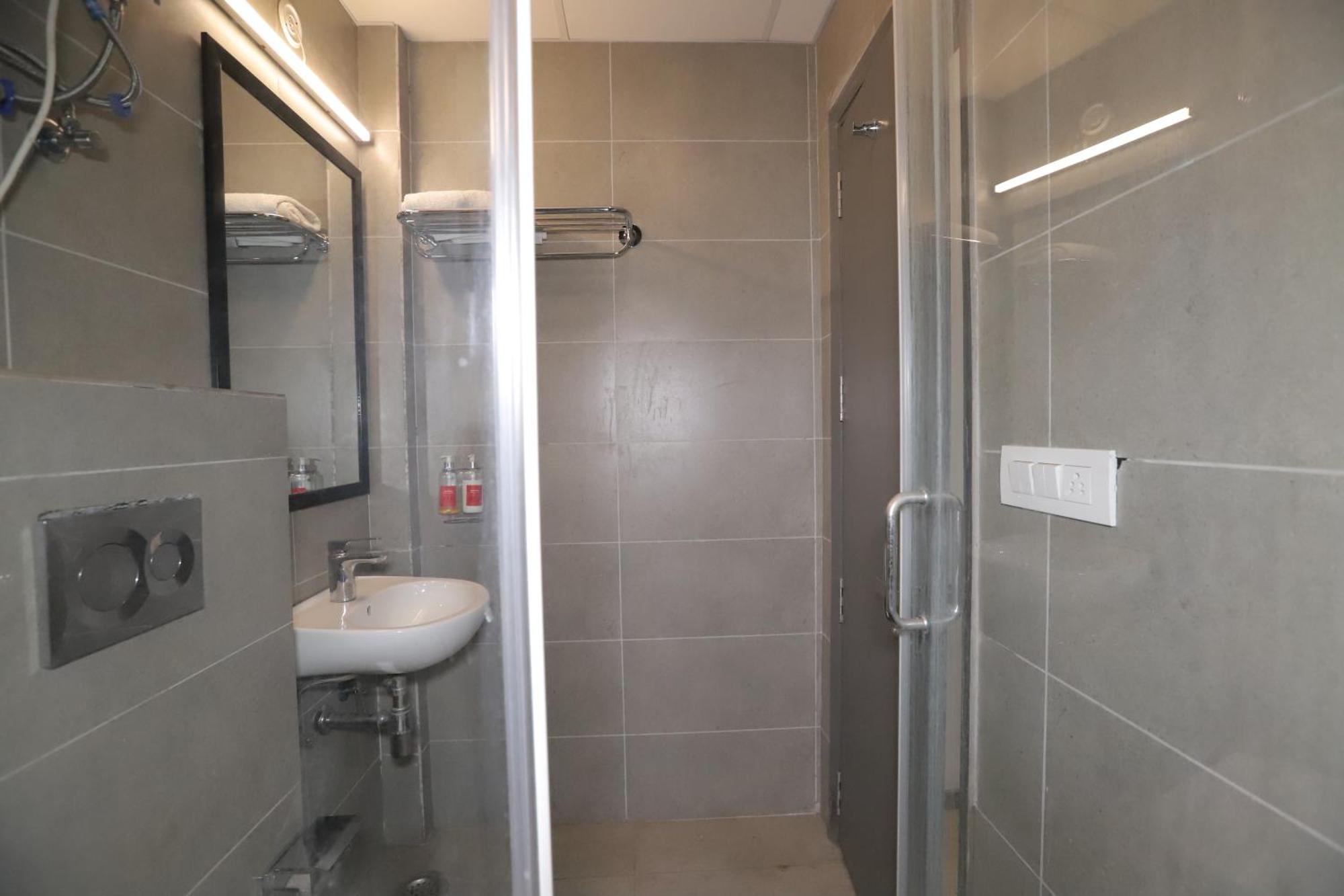 Qotel Hotel Ip Residency East Delhi Preet Vihar 新德里 外观 照片