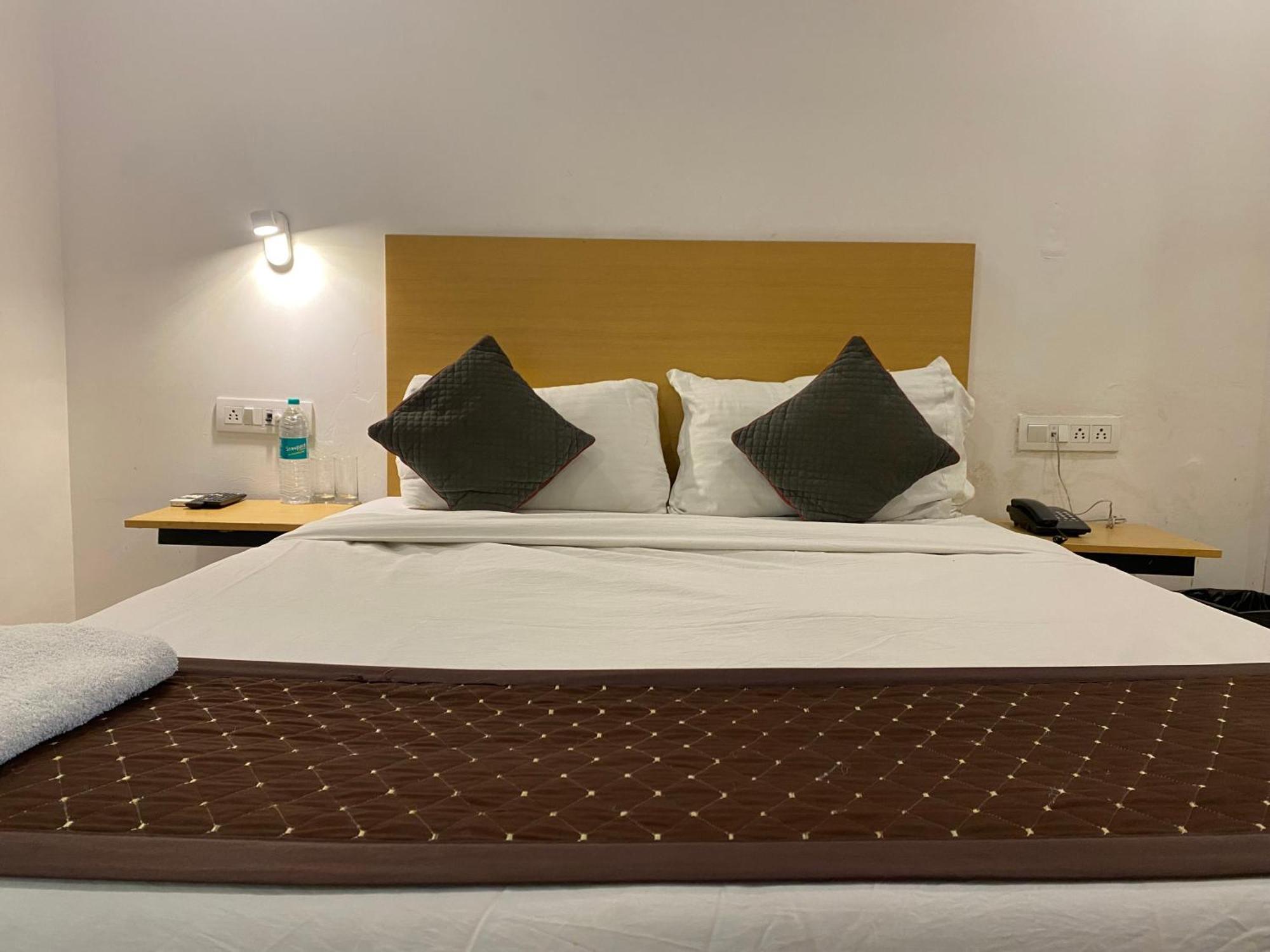 Qotel Hotel Ip Residency East Delhi Preet Vihar 新德里 外观 照片