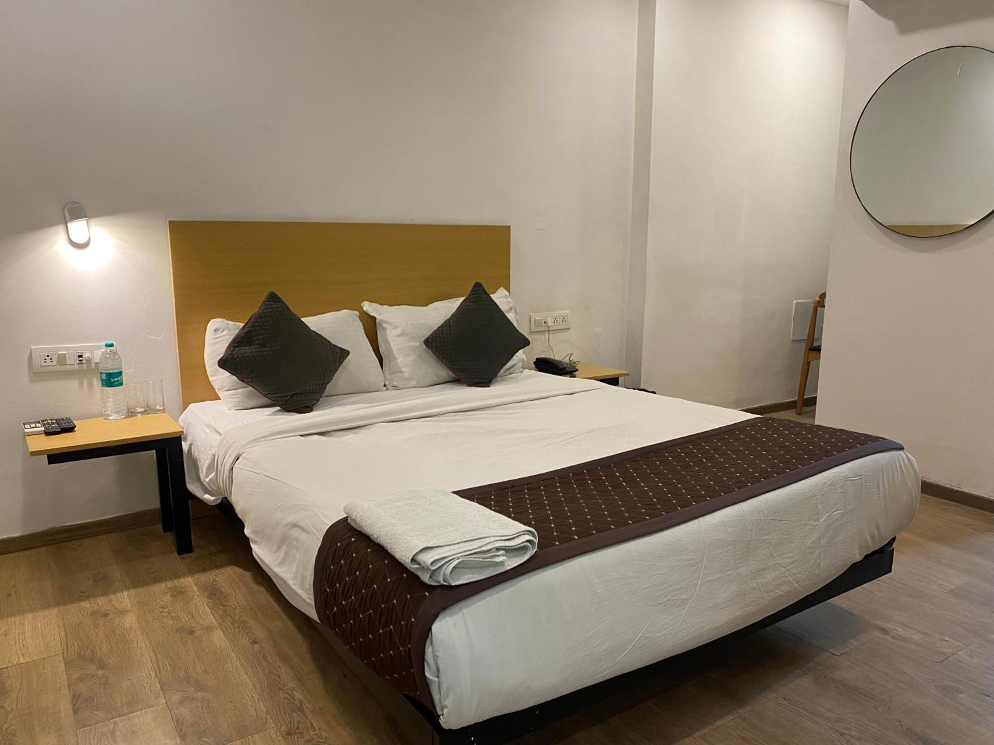 Qotel Hotel Ip Residency East Delhi Preet Vihar 新德里 外观 照片